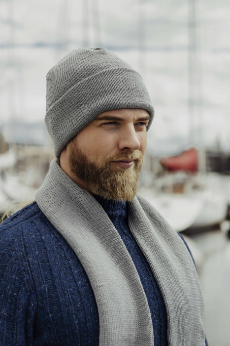 Lue med dobbel brettekant av Lasse Matberg & Strikkemekka