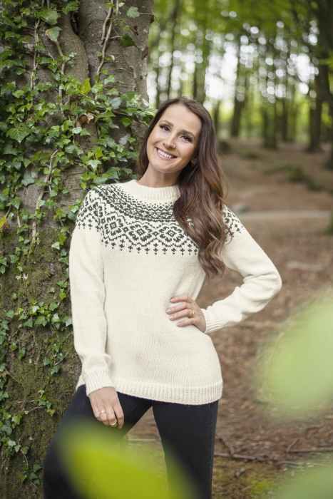 Strikkemekka Design - Thyra Genser i DSA Sterk Flaskegrønn